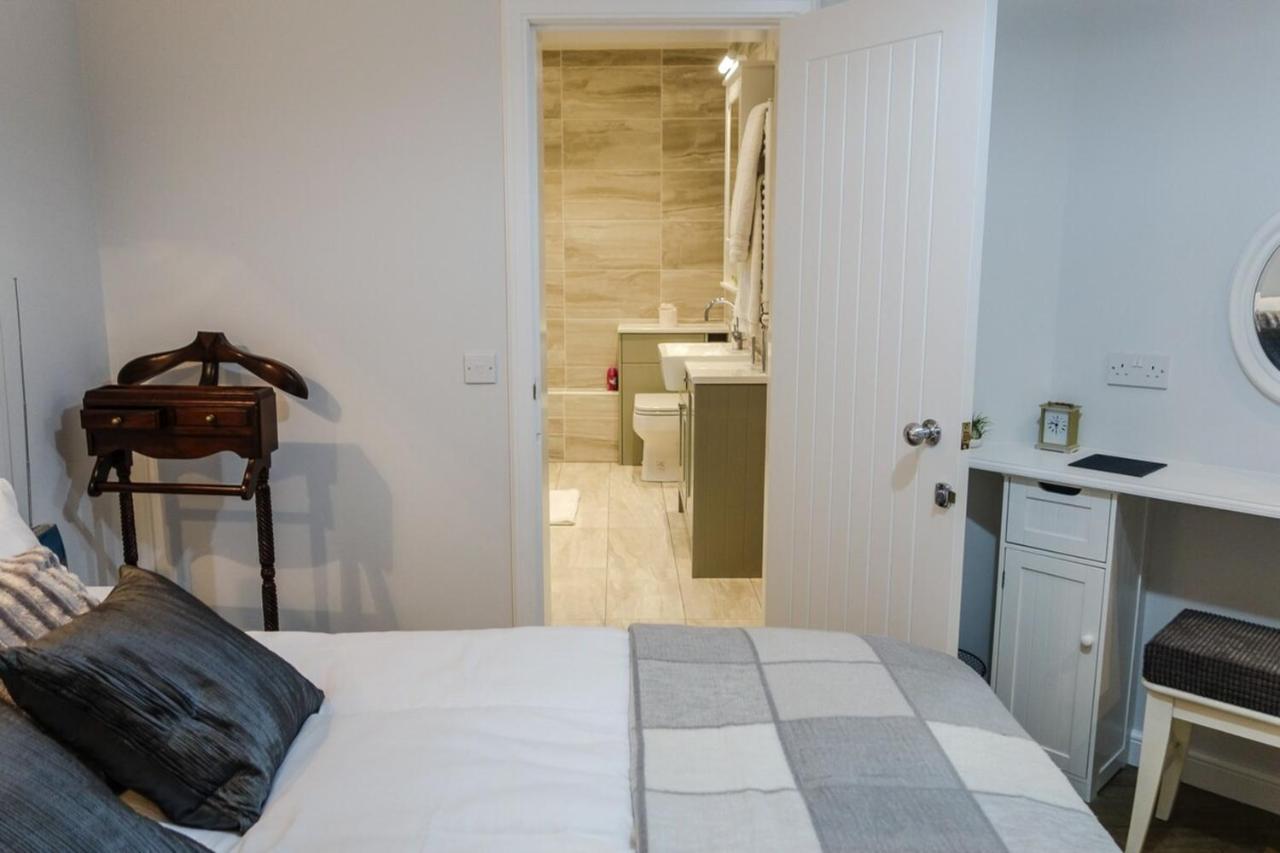 Quiet Ground Floor Mews Flat And Parking Apartment เอดินบะระ ภายนอก รูปภาพ