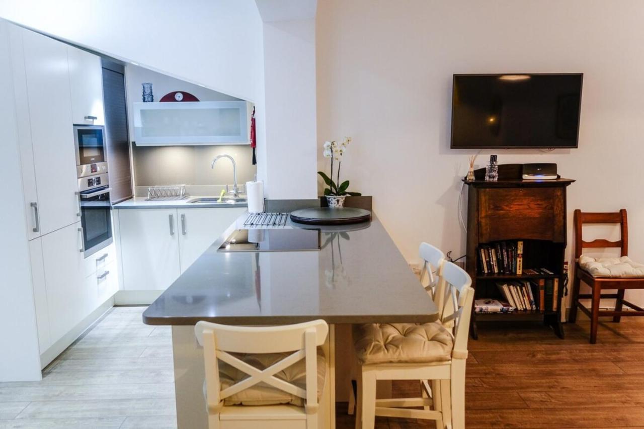 Quiet Ground Floor Mews Flat And Parking Apartment เอดินบะระ ภายนอก รูปภาพ