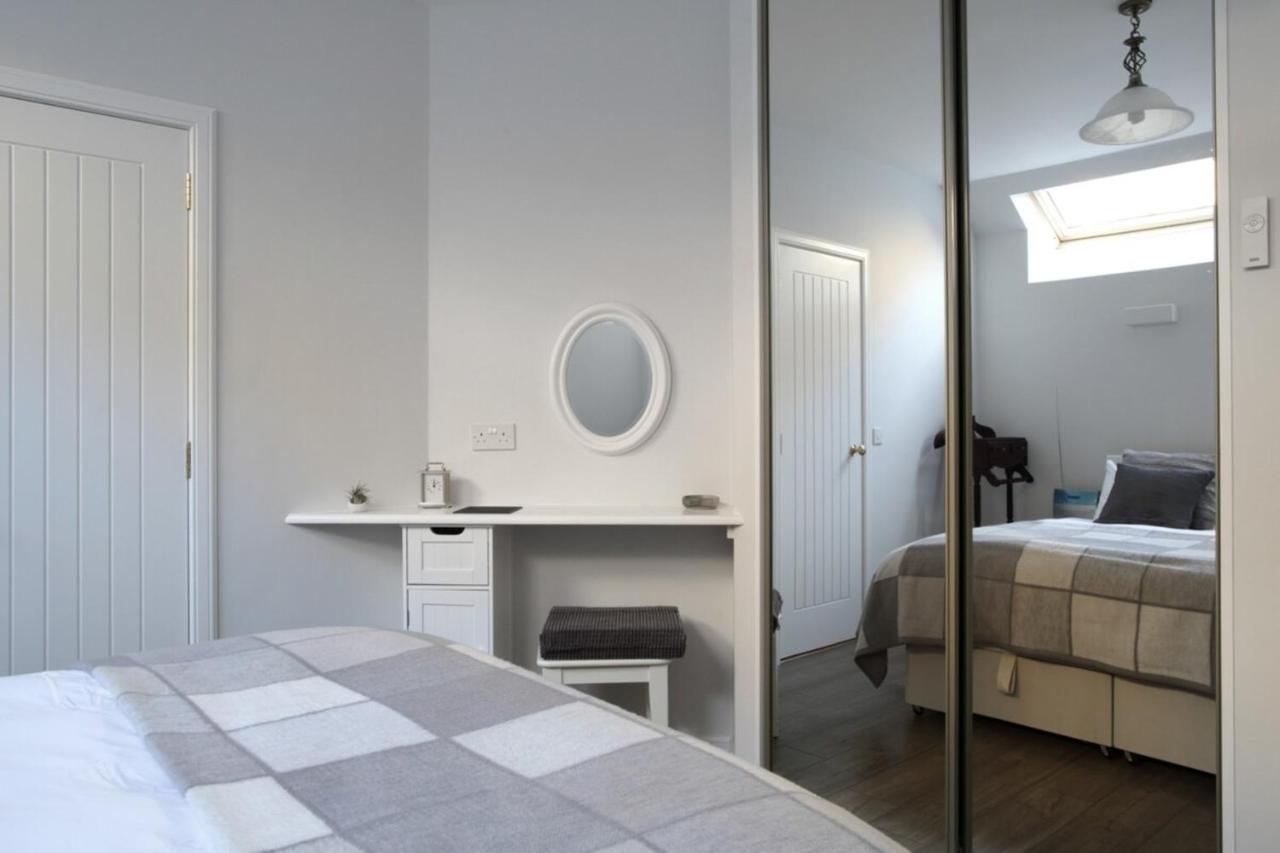 Quiet Ground Floor Mews Flat And Parking Apartment เอดินบะระ ภายนอก รูปภาพ